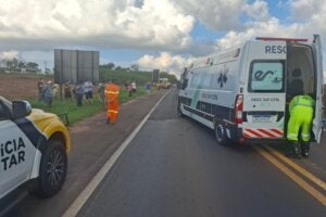 Ambulância da EPR socorrendo vítimas de acidente na PR-323 em Tapejara.