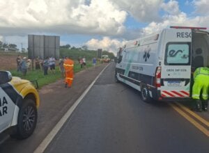 Ambulância da EPR socorrendo vítimas de acidente na PR-323 em Tapejara.