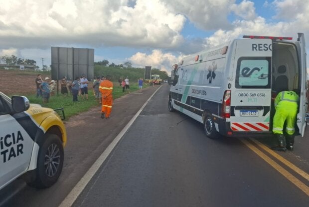 Ambulância da EPR socorrendo vítimas de acidente na PR-323 em Tapejara.