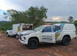 Viaturas da Polícia Científica em local onde homem foi encontrado morto em Cidade Gaúcha.