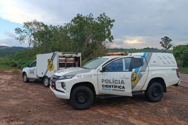 Viaturas da Polícia Científica em local onde homem foi encontrado morto em Cidade Gaúcha.