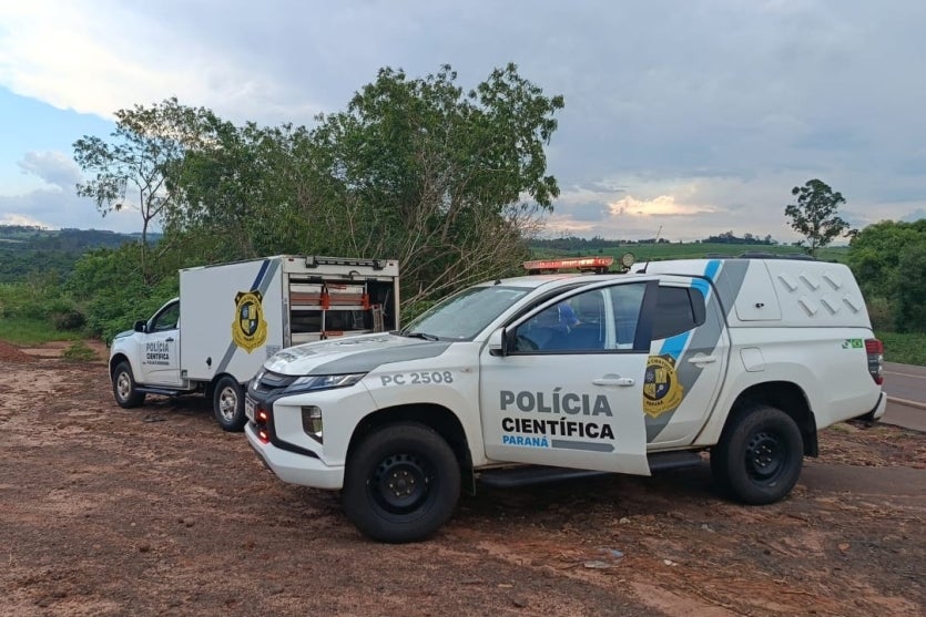 Viaturas da Polícia Científica em local onde homem foi encontrado morto em Cidade Gaúcha.