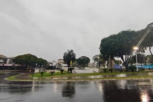 Dia chuvoso na Praça Santos Dumont, em Umuarama.