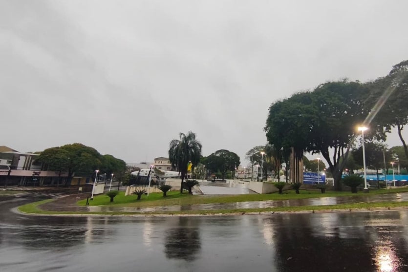 Dia chuvoso na Praça Santos Dumont, em Umuarama.