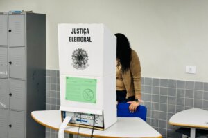 Pessoa votando na cabine de votação em Umuarama.