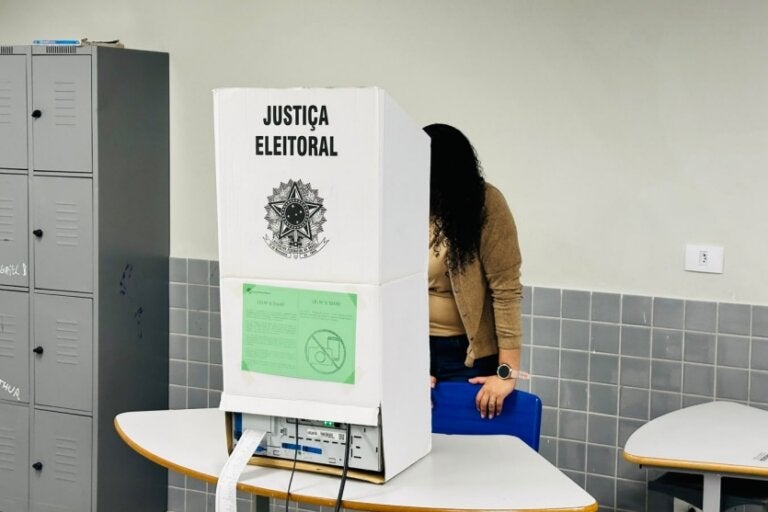Pessoa votando na cabine de votação em Umuarama.