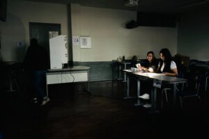 Sala de local de votação em colégio de Umuarama sem energia elétrica.