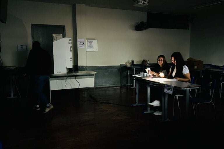 Sala de local de votação em colégio de Umuarama sem energia elétrica.