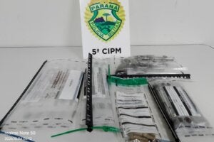 Arma de fogo e outros materiais apreendidos após homicídio em Jussara.