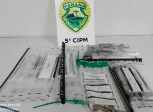 Arma de fogo e outros materiais apreendidos após homicídio em Jussara.