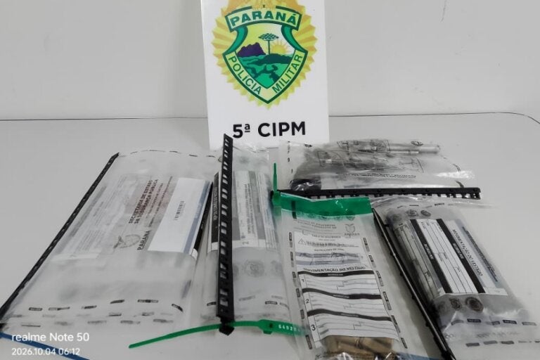 Arma de fogo e outros materiais apreendidos após homicídio em Jussara.