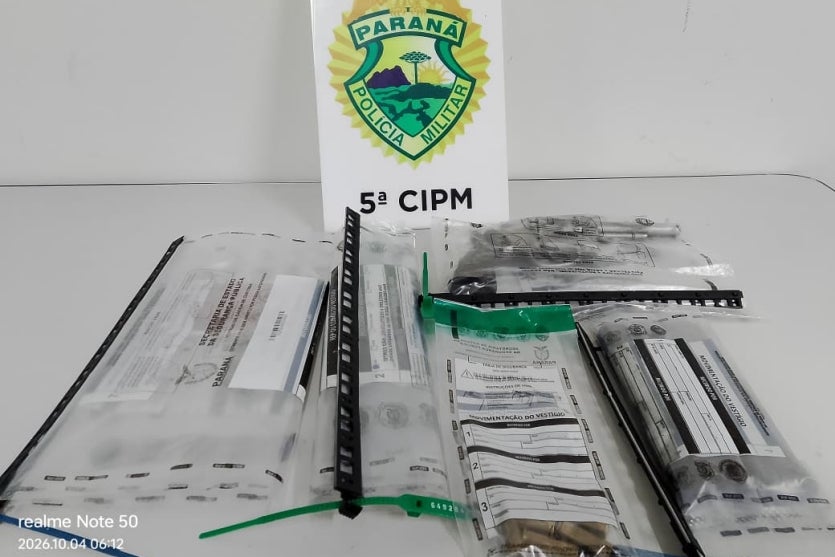 Arma de fogo e outros materiais apreendidos após homicídio em Jussara.