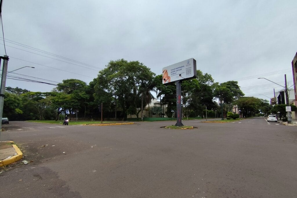 Ruas vazias em Umuarama durante apuração de votos.