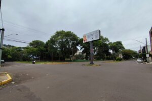 Ruas vazias em Umuarama durante apuração de votos.