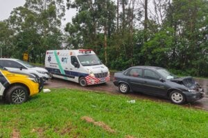 Carro com a frente danificada após acidente na PR-323 em Cianorte.