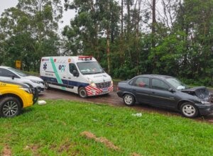 Carro com a frente danificada após acidente na PR-323 em Cianorte.