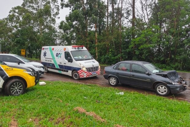 Carro com a frente danificada após acidente na PR-323 em Cianorte.