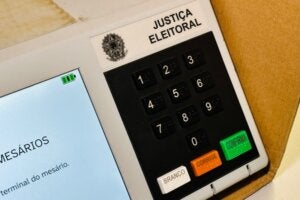 Foto de uma urna eletrônica em Umuarama.