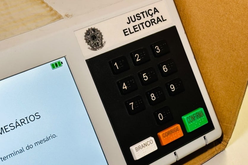 Foto de uma urna eletrônica em Umuarama.