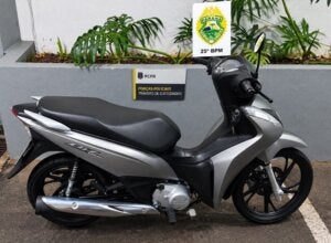 Motoneta apreendida em Umuarama pela Polícia Militar.