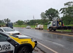 Fiorino e Corsa que protagonizaram colisão na PR-323 em Cruzeiro do Oeste.
