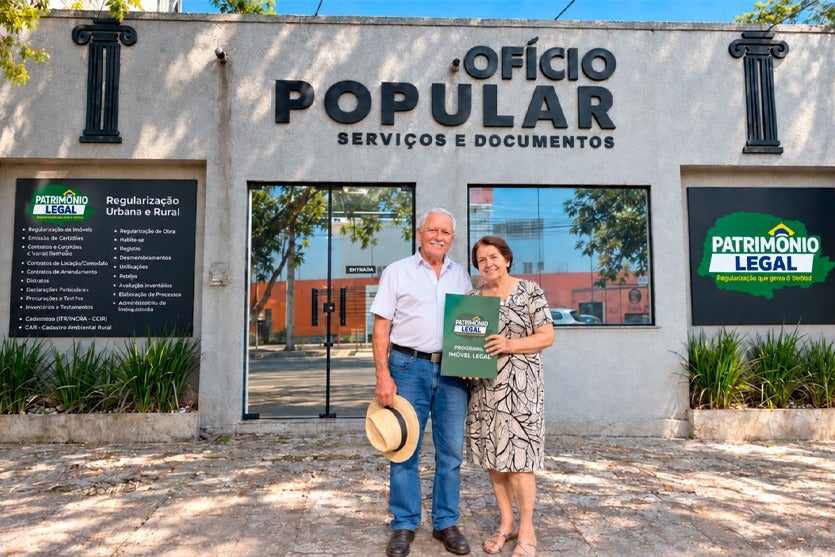 Casal em frente ao escritório do Ofício Popular.