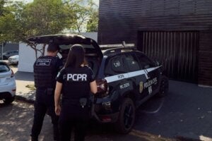 Equipe da Delegacia da Mulher de Umuarama durante prisão do homem que ameaçou matar a ex.