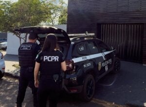 Equipe da Delegacia da Mulher de Umuarama durante prisão do homem que ameaçou matar a ex.