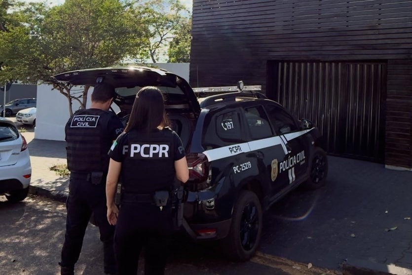 Equipe da Delegacia da Mulher de Umuarama durante prisão do homem que ameaçou matar a ex.