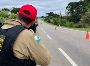 Policial militar rodoviário usando o radar.