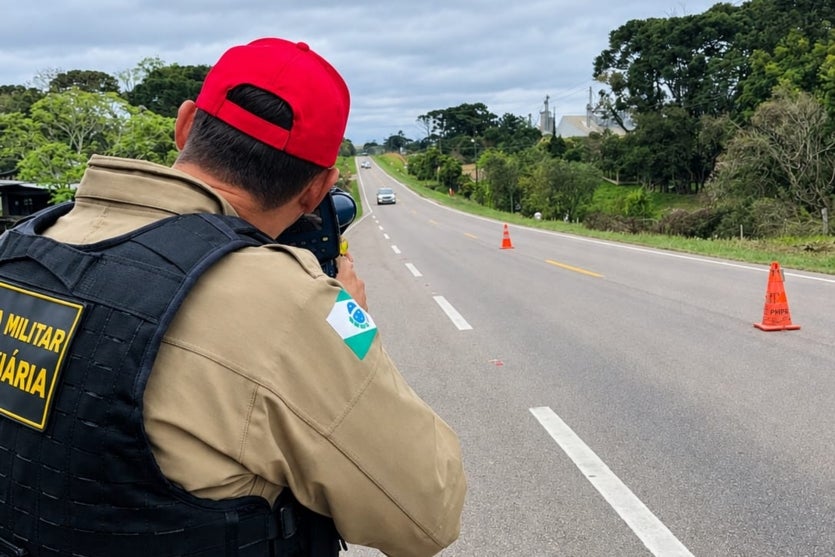 Policial militar rodoviário usando o radar.
