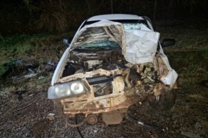 Carro destruído após colisão frontal de acidente na PRC-272.