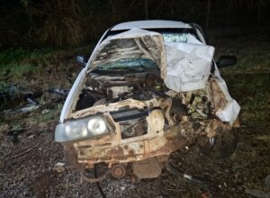 Carro destruído após colisão frontal de acidente na PRC-272.