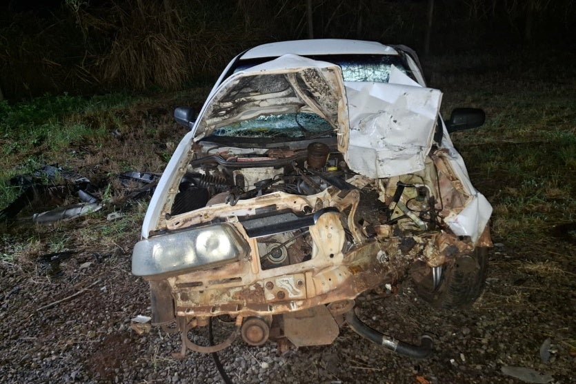 Carro destruído após colisão frontal de acidente na PRC-272.