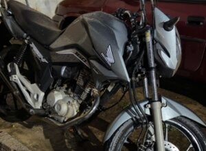 Motocicleta sem retrovisores apreendida em Mariluz.