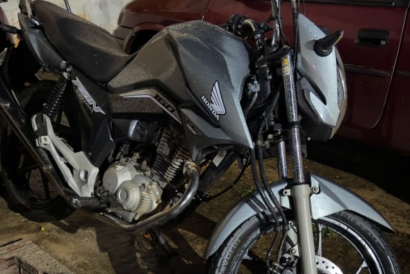 Motocicleta sem retrovisores apreendida em Mariluz.