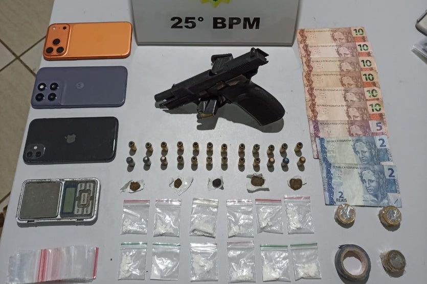 Drogas e pistola apreendidos em esquema de tráfico de drogas em Umuarama.