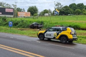 Caminhonete capotada após bater em ponto dee ônibus às margens da PR-323.
