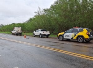 Veículo envolvido em colisão na PR-323 em Tapejara ao lado de viatura da PRE.