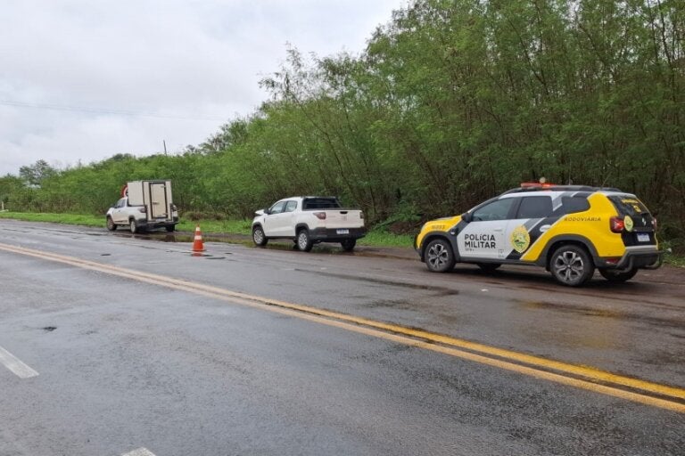 Veículo envolvido em colisão na PR-323 em Tapejara ao lado de viatura da PRE.