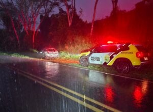 Carro após bater em barranco às margens da PR-680.