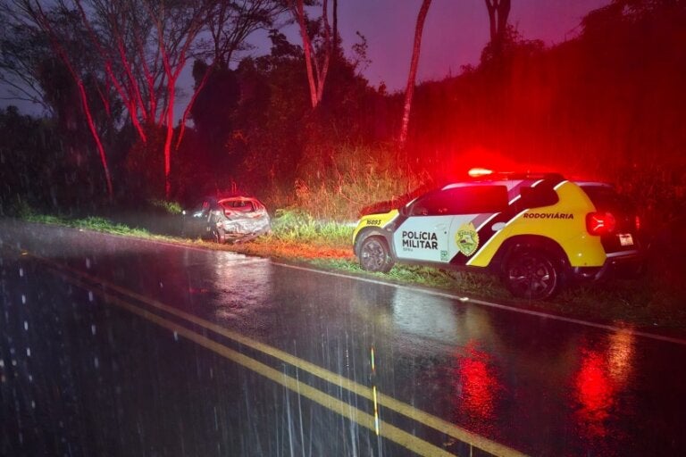 Carro após bater em barranco às margens da PR-680.