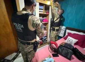 Agentes do PCPR durante cumprimento de mandados em megaoperação.