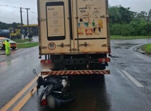 Biz caída após bater na traseseira de caminhão na PR-323 em Cafezal do Sul.