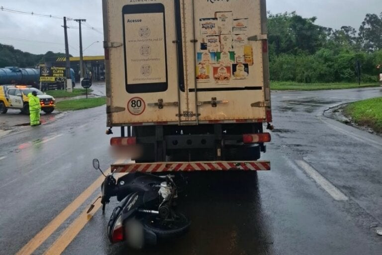 Biz caída após bater na traseseira de caminhão na PR-323 em Cafezal do Sul.
