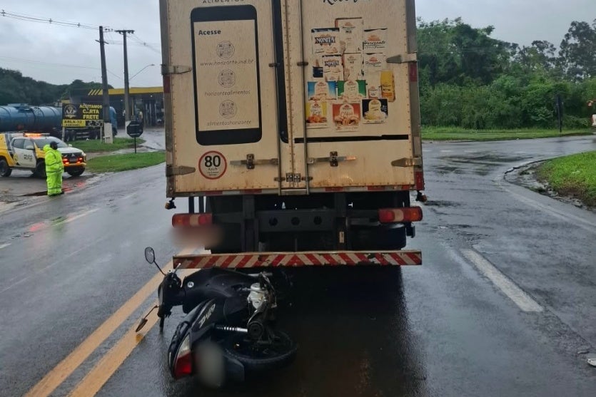 Biz caída após bater na traseseira de caminhão na PR-323 em Cafezal do Sul.