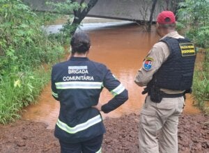 Equipes da Brigada Comunitária e Polícia Rodoviária Estadual vistoriando cheia no Rio Piquiri.
