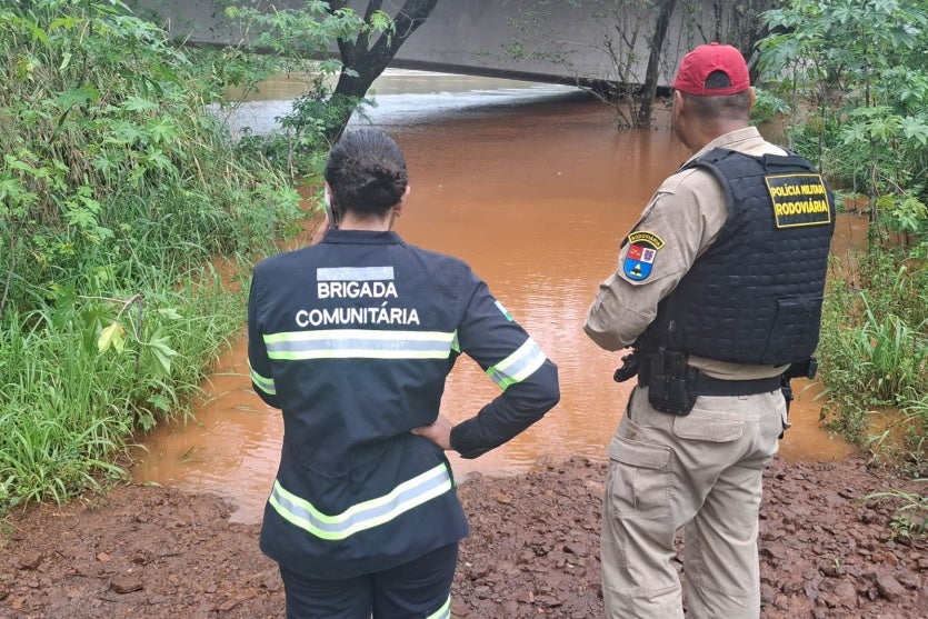 Equipes da Brigada Comunitária e Polícia Rodoviária Estadual vistoriando cheia no Rio Piquiri.