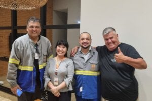 O produtor Júnior Amaduci e técnicos da Copel que religaram a energia na propriedade dele.