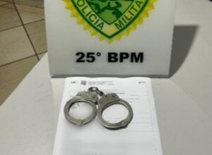 Algemas sob um mandado de prisão em Umuarama.